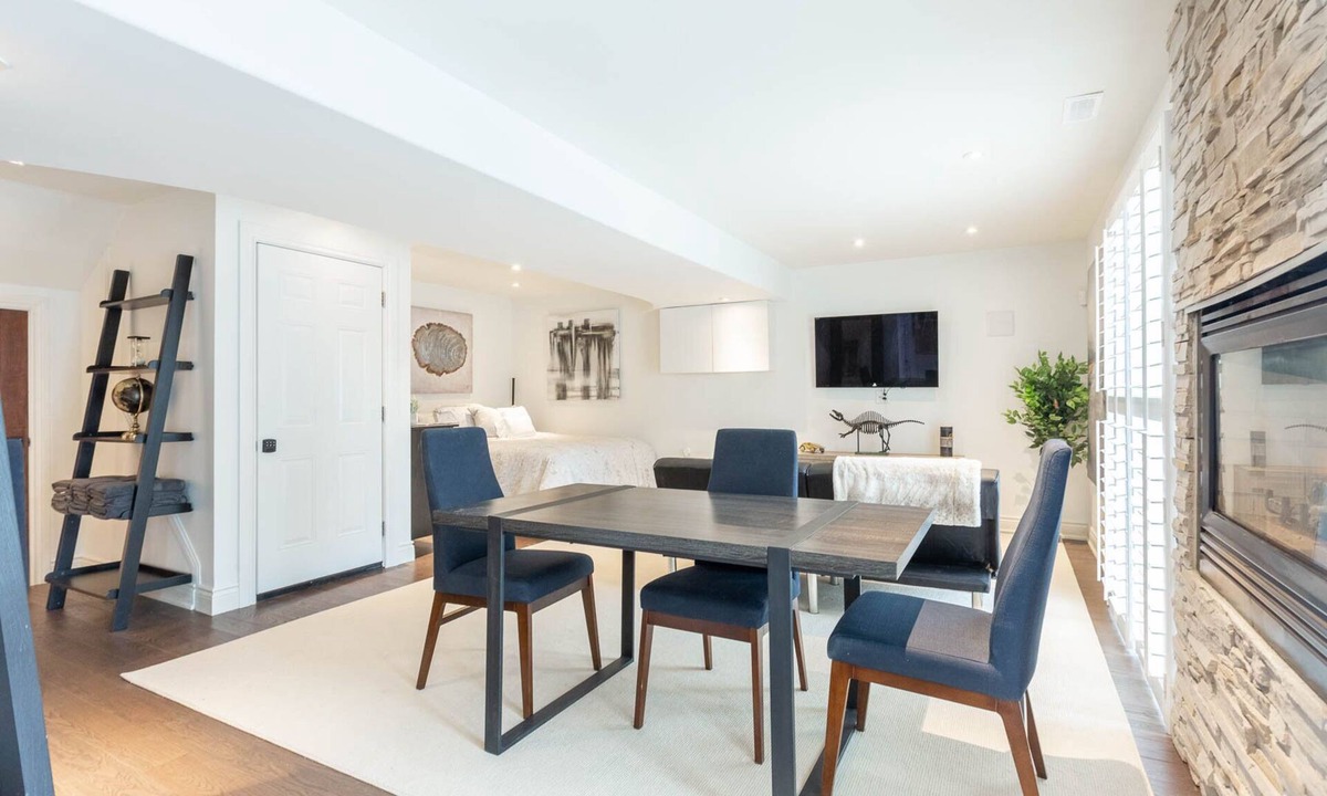 Clarkson-Lorne Park Apartment | Fully Private Apartment - New Luxury Two Bed Private Apartment By The Lake
