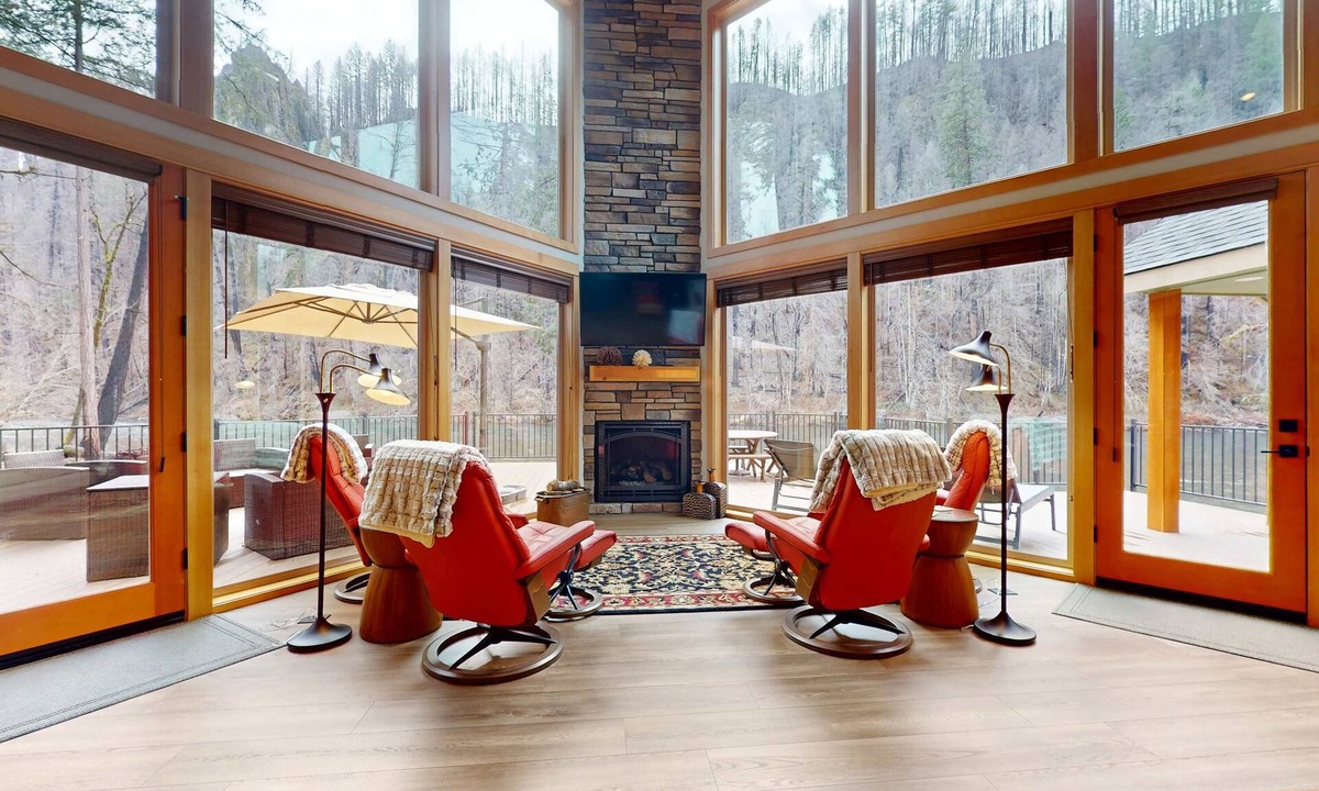Vida House | Fully rebuilt riverfront home with deck, fireplace, & W&D - dog-friendly
