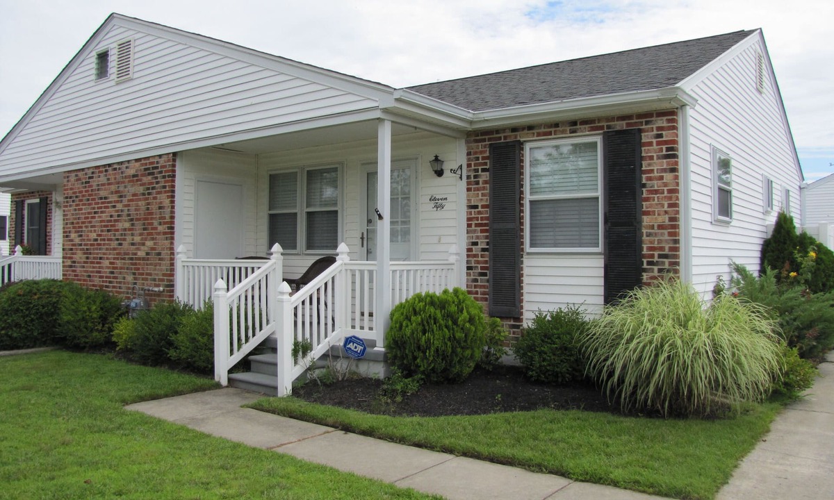 Village Green House | Fully Renovated 3 BR/2 bath home - Now booking for 2025!