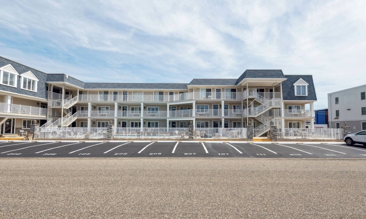 Avalon Condo | FULLY RENOVATED BEACH BLOCK condominium