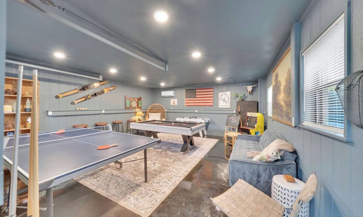 Cherry Street House | Fully Restored cottage, AMAZING game room, hot tub