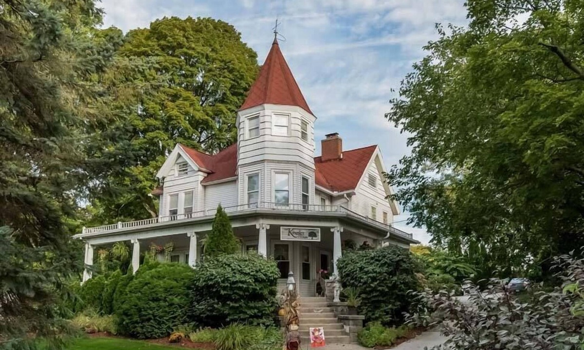 Fennville Bed & Breakfast | Fully restored victorian mansion in downtown Fennville