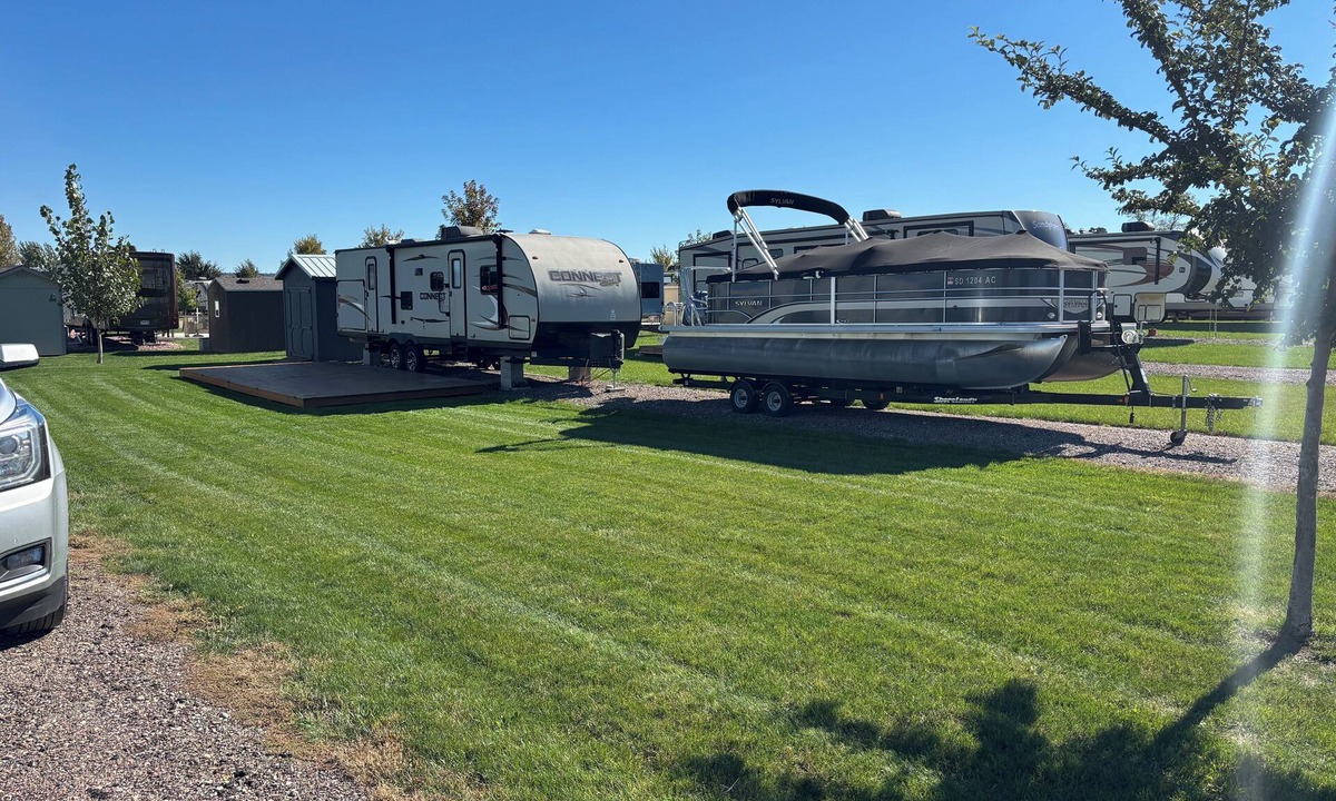 Lake Andes RV Rental | Fully set-up camper just steps away from the beautiful Missouri River.