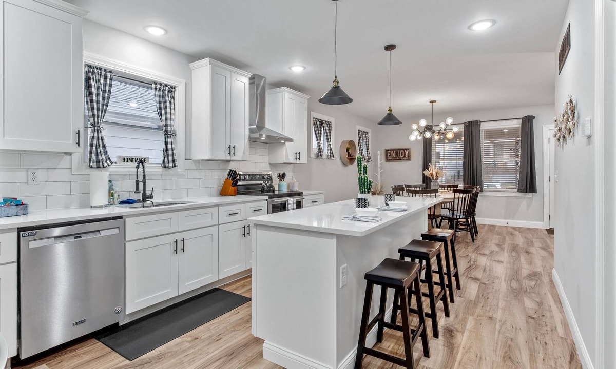 St. Louis House | Fully Stocked 4BR Bungalow | Near Tower Grove Park & The Grove | Free Parking