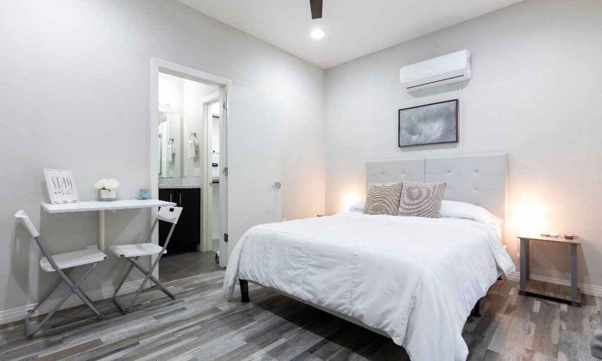 Midtown Apartment | Fully stocked, Modern & Cosy Studio with Patio. Best Location! Walk Everywhere!