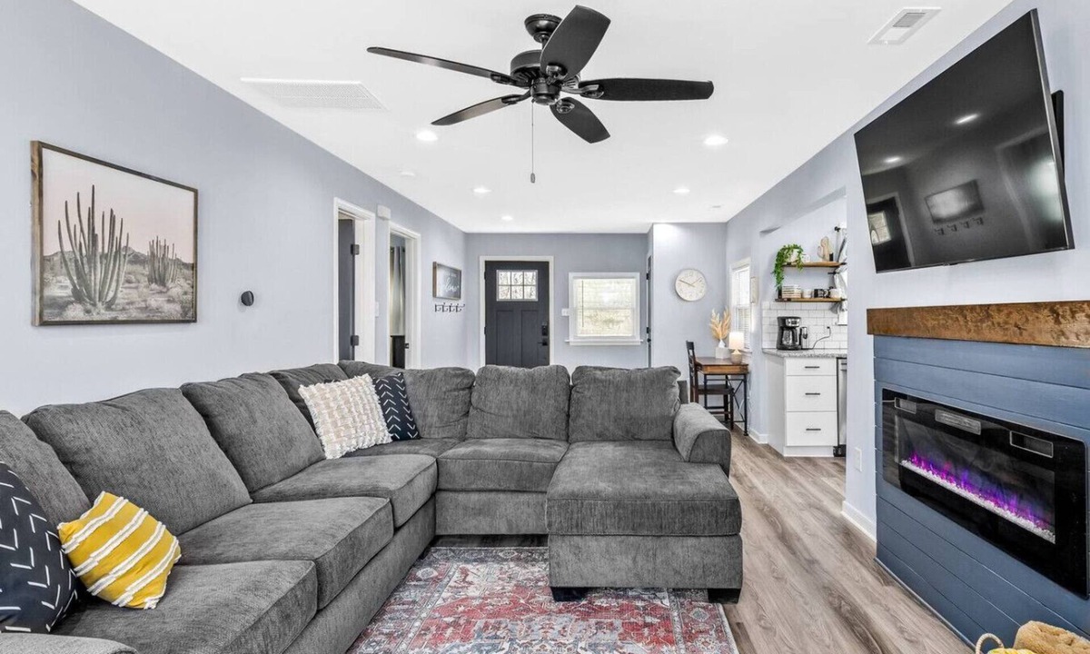 Montrose House | Fulton Hill Grove: Trendy and Central Hide-a-way!