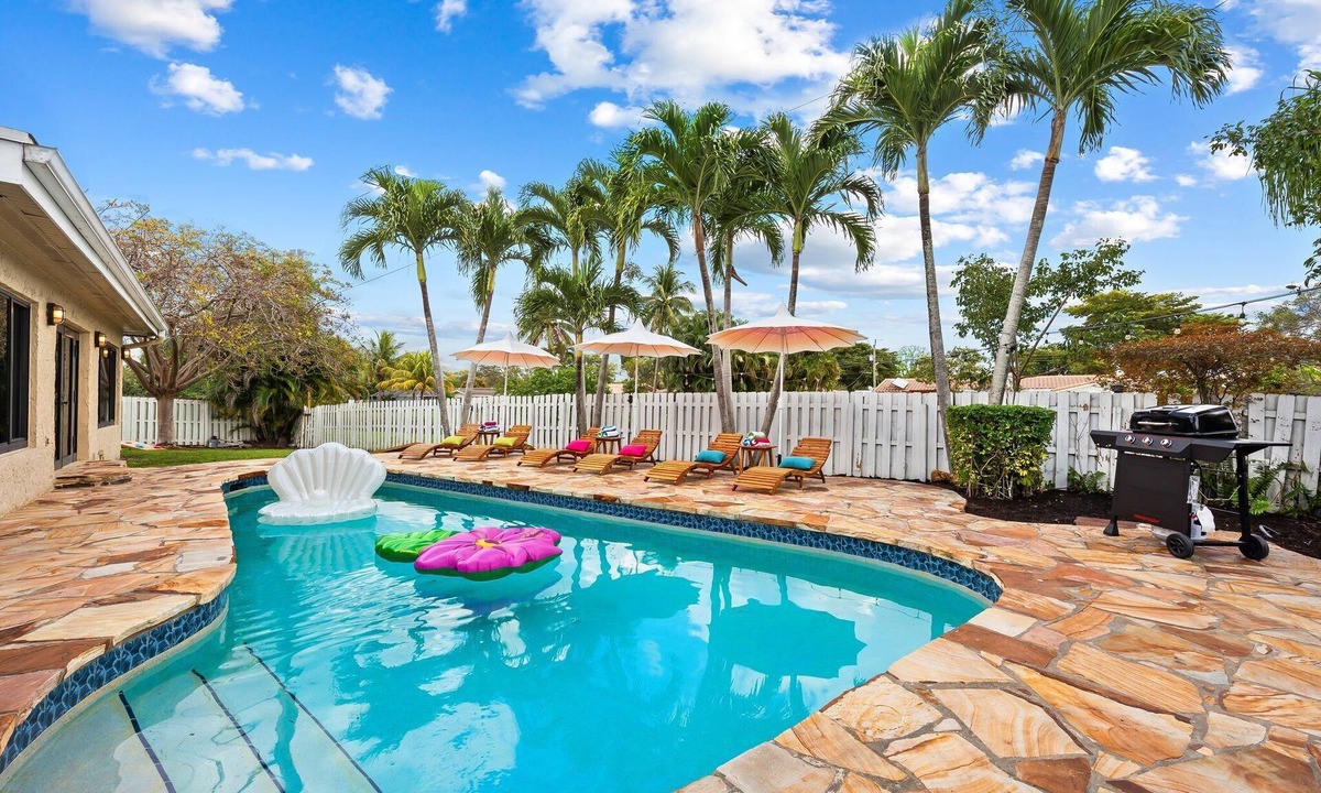 Plantation House | Fun 4BD Stay - Pool - BBQ - Games - Backyard