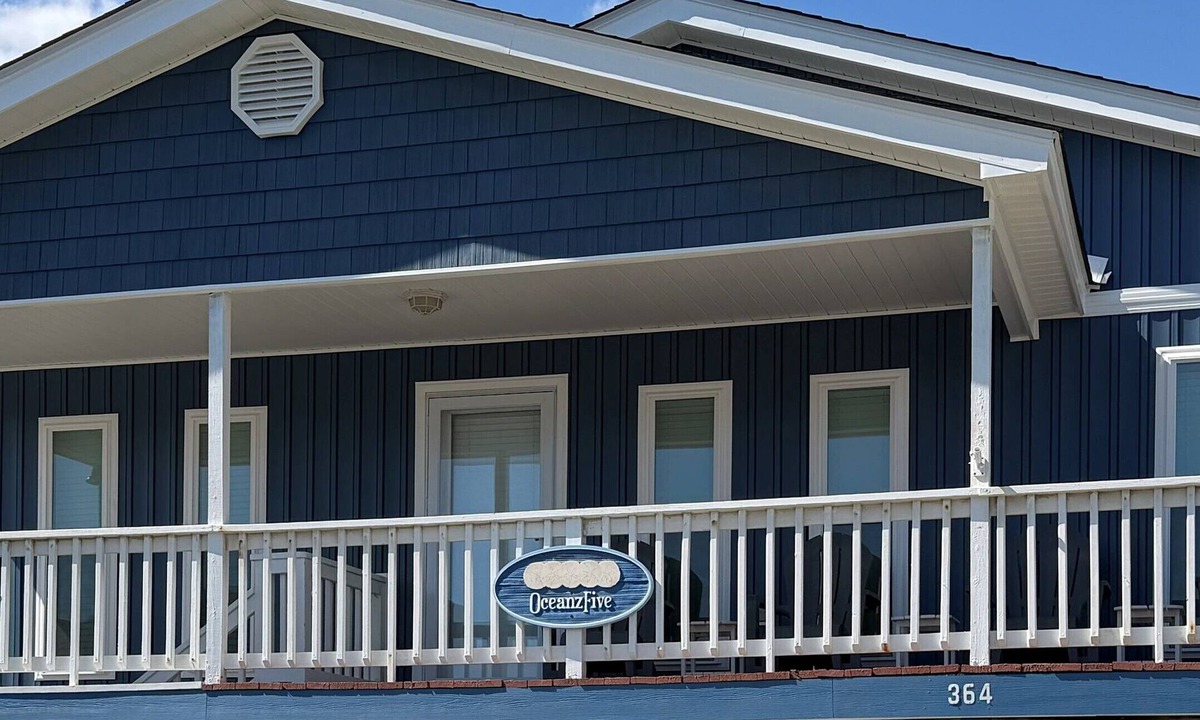 Holden Beach House | FUN BEACH GETAWAY! Beach Access Across the Street/Fully Equipped Kitchen