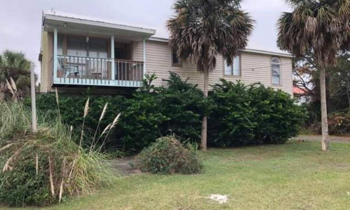 Alligator Point House | Fun Beach House on Canal with Pool/Upstairs/