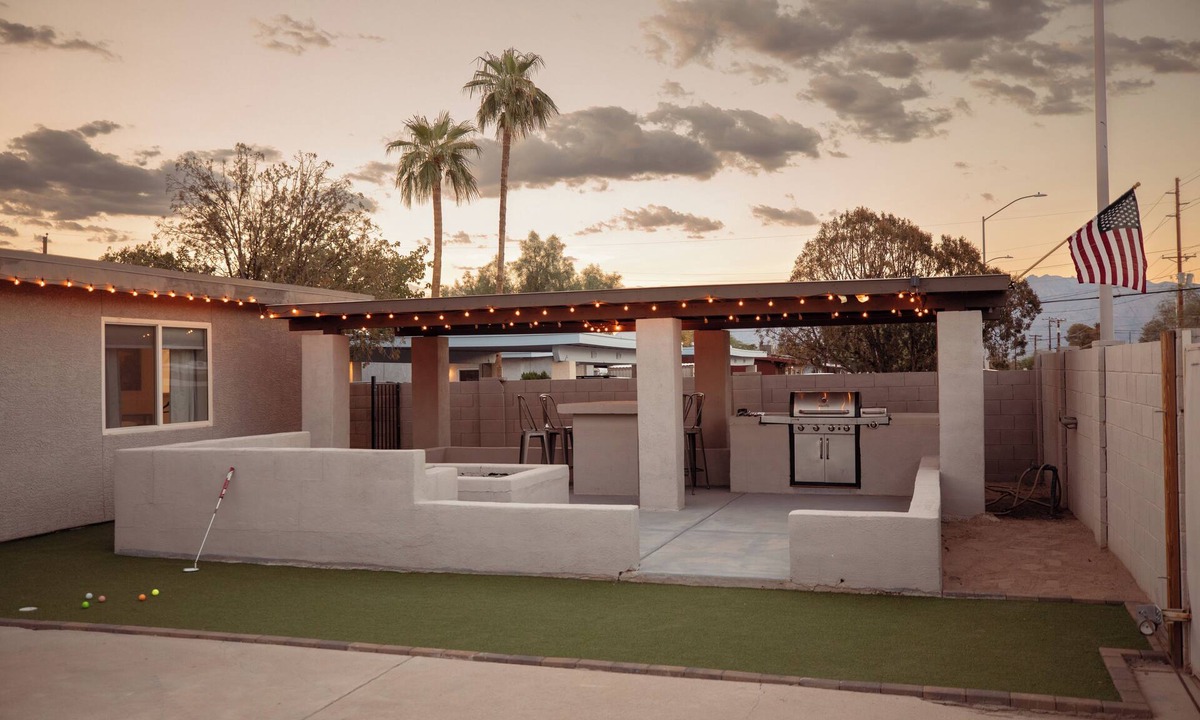 Tucson House | Fun Compound! EV charger, mini-golf, pool, B-ball, Work station, BBQ & Laundry