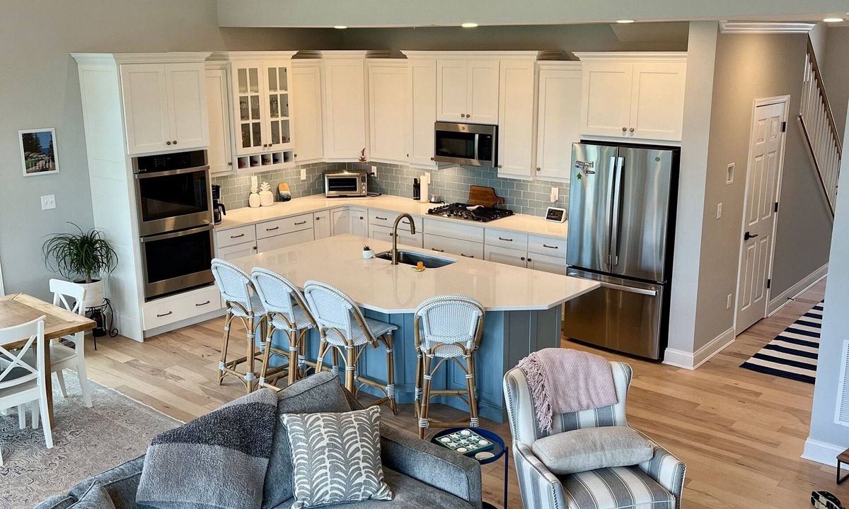 Cedar Neck House | Fun family vacation spot! 4 Bedrooms, Screened in Back Porch, Large Family Room.