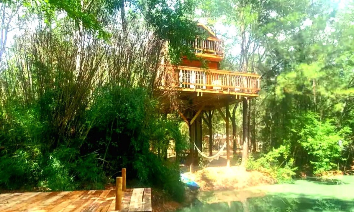 Waller Cabin | Fun for All Ages: Treehouse with Waterfront Deck for Families in Grimes County, TX