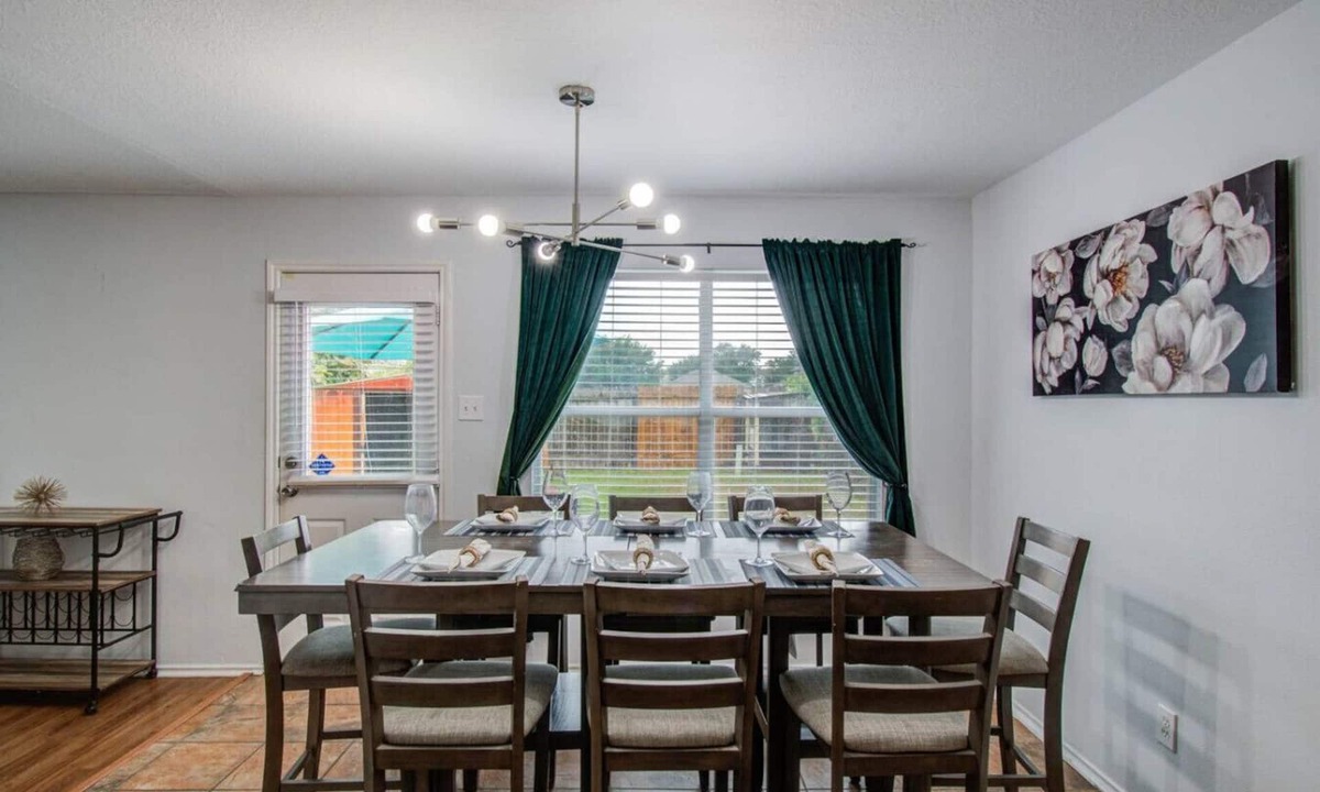 Houston House | FUN Getaway: 4BR, King Suite, Arcade, 2 SmartTVs