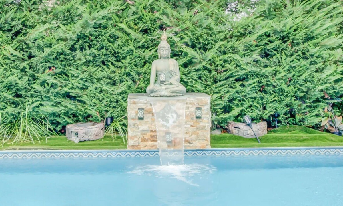 Elmont House | ★Fun Getaway★| Heated Pool | ♛Spa & Sauna | BBQ