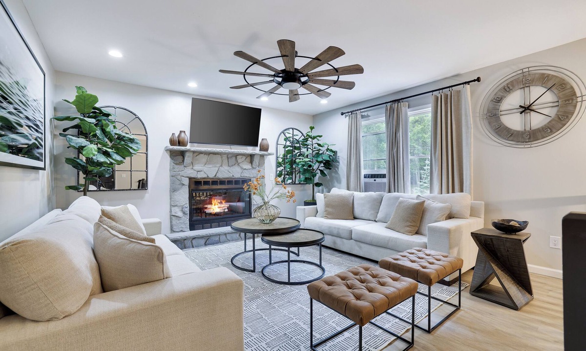 Bushkill House | FunFilled Home SharedPool GameRoom FirePit Karaoke PetFriendly Ski