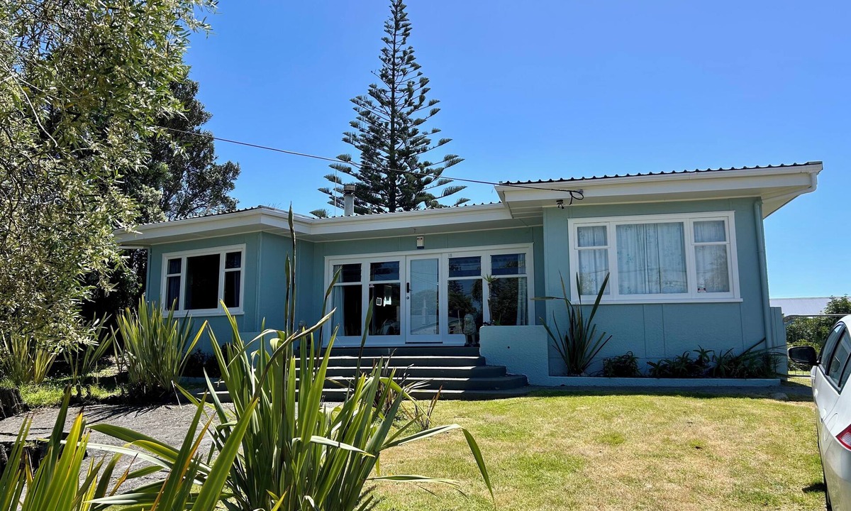 Otaki Beach House | Funky 50's beach house