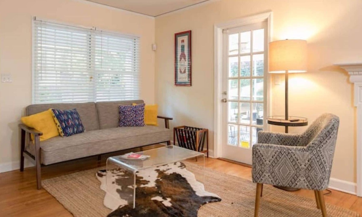 Summerville House | Funky Flat on The Hill - Pet Friendly!