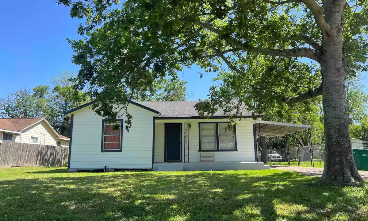 La Marque House | Furnished Cottage with Weekly Rentals Available