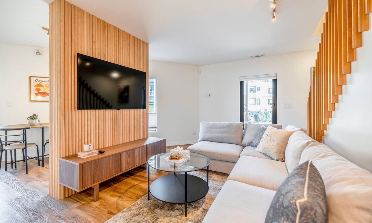 Winnipeg Condo | Furnished Executive Condo at 3-234 Wellington Crescent | 1 Bed | 1.5 Bath |