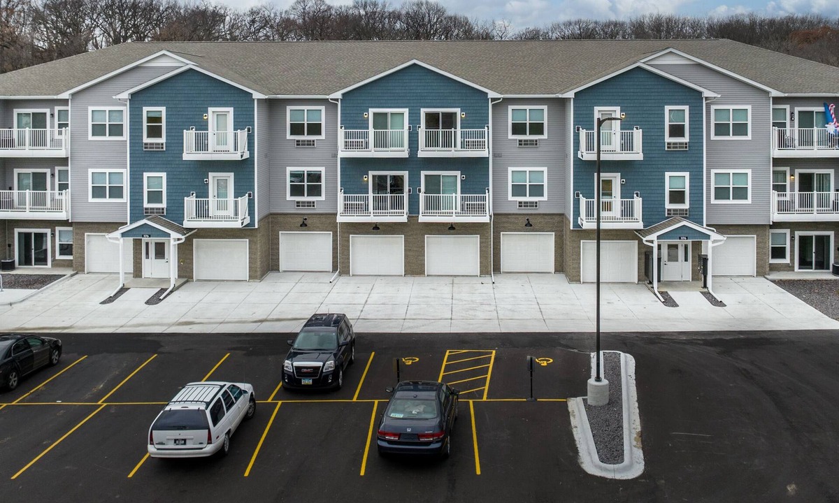 Bettendorf Apartment | Furnished Executive Studio Apartment on the Duck Creek Bike Path in Bettendorf.