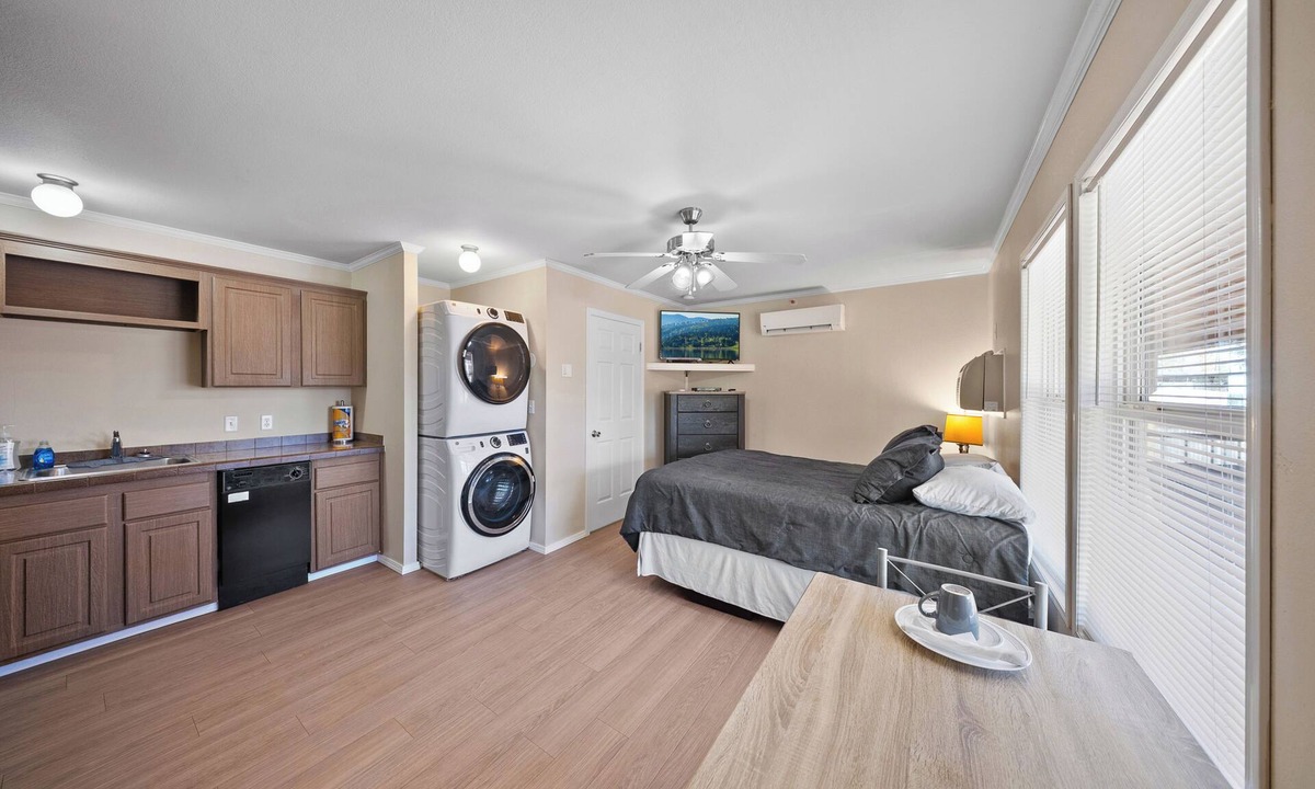 Sunshine Apartment | Furnished Executive Apt, 2 Minutes from DOW