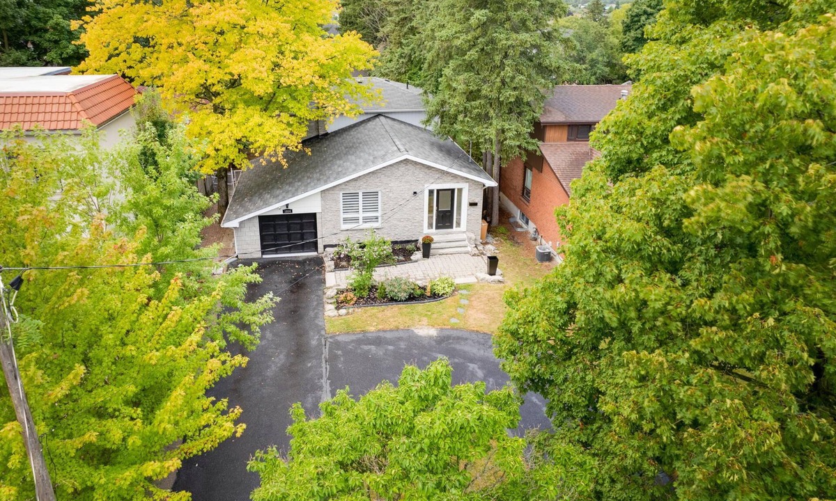 Pickering House | Furnished Family Home ★ KING BED ★ Parking ★ BBQ ★ Backyard ★ Discounted Price