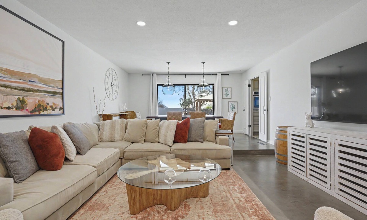 Jenks House | Furnished Jenks Home 3BR Fiber Internet Private Backyard