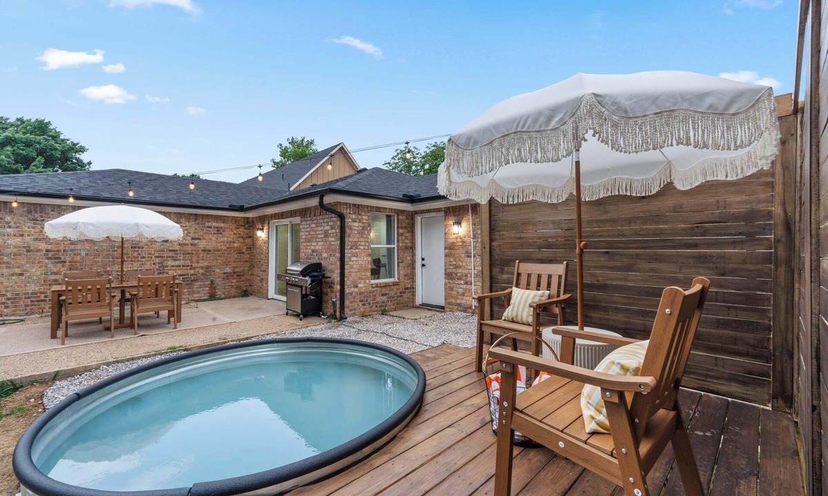 Central Arlington House | Furnished Mid-Century 3/2 | Pool · Cowboys Stadium