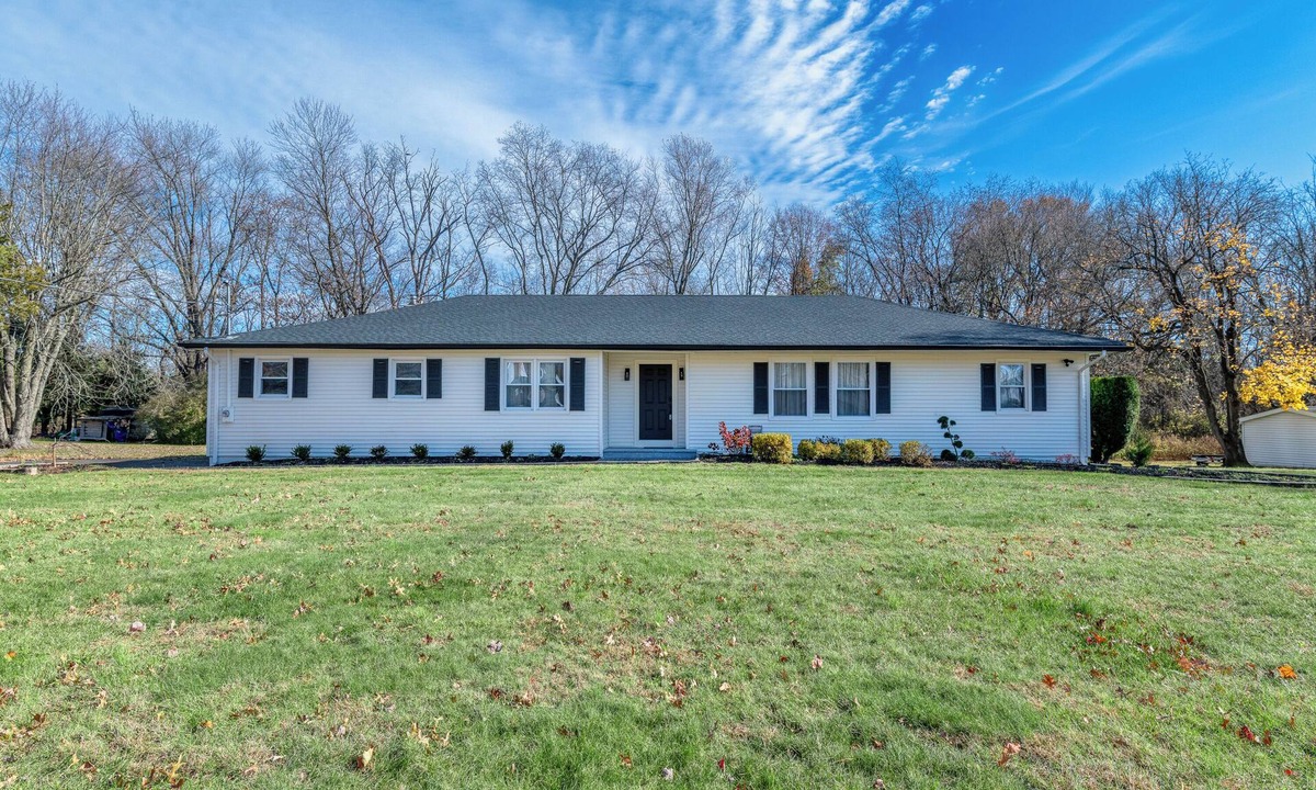 Tinton Falls House | Furnished Modern 4 bedroom 3.5 bathroom midterm rental. Near Netflix, Hospitals