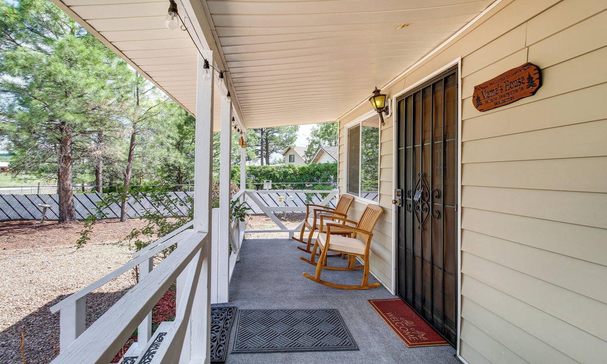 Pinetop-Lakeside Cottage | Furnished Porch + Gas Grill: Lakeside Cottage Stay