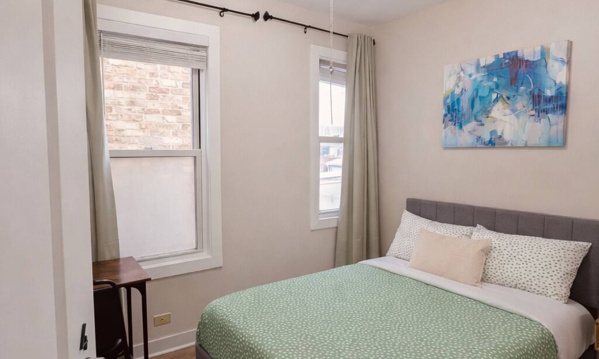 Tri-Taylor House | Furnished Private Room near Illinois Medical District & UIC