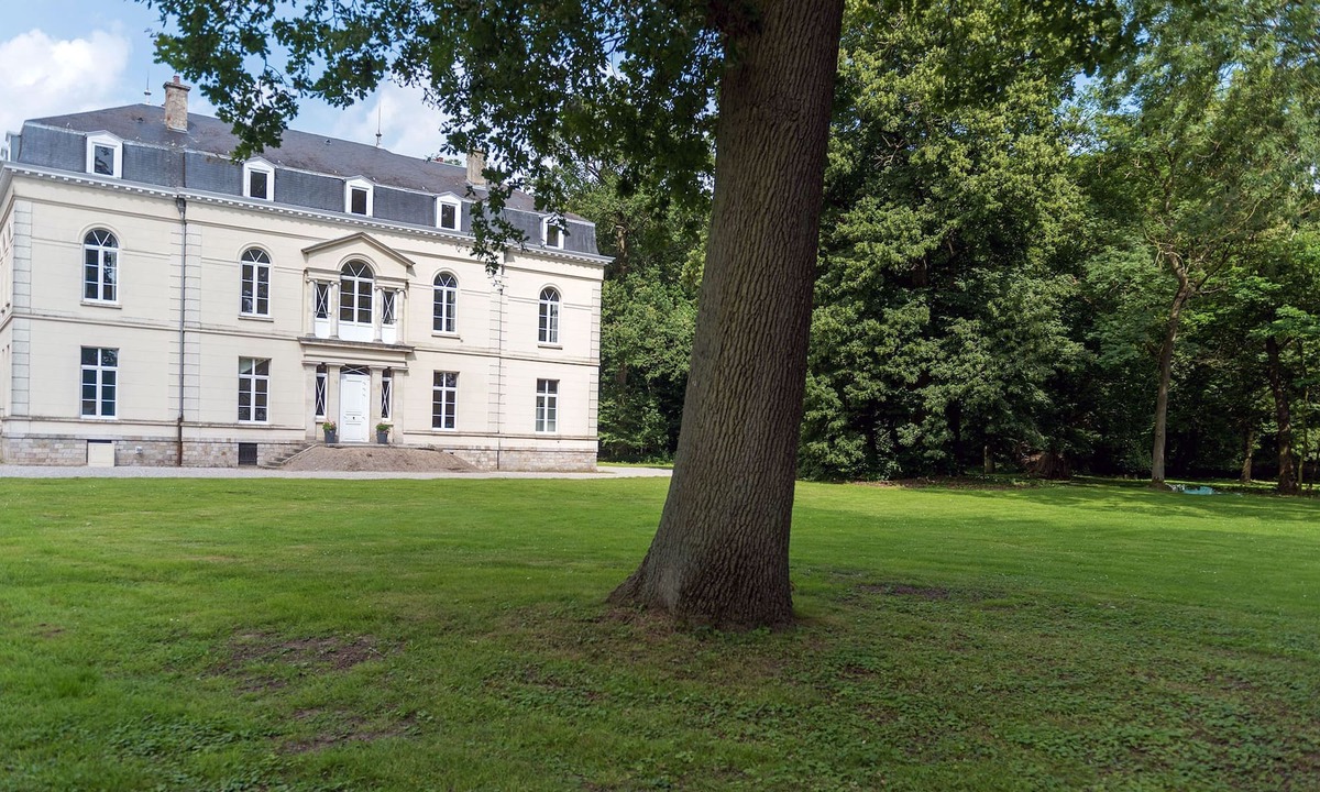 Cappelle-en-Pevele Bed & Breakfast | Furnished room in Chateau