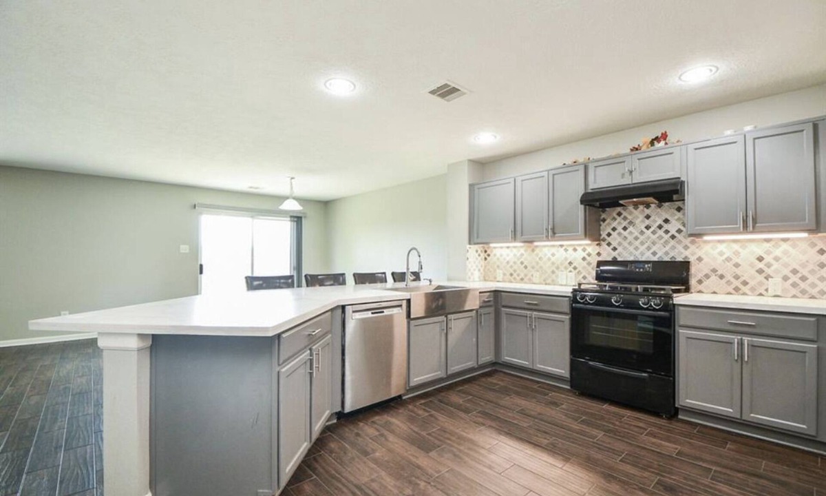 Houston House | Furnished room stay with queen bed
