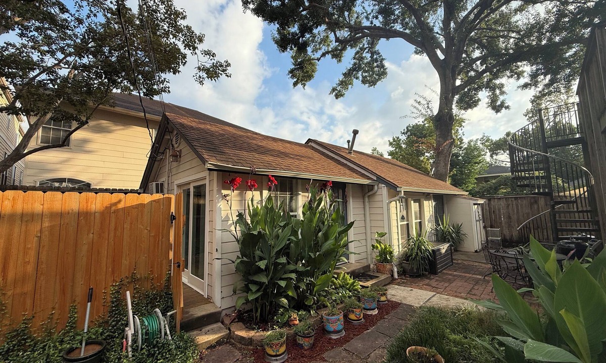 Hyde Park Cottage | Furnished, stand-alone guest house with private deck, Montrose