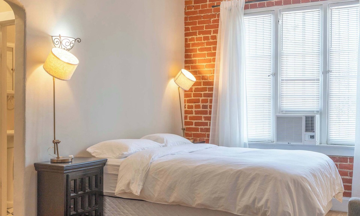 East Hollywood Apartment | Furnished Studio in Silver Lake w/Parking