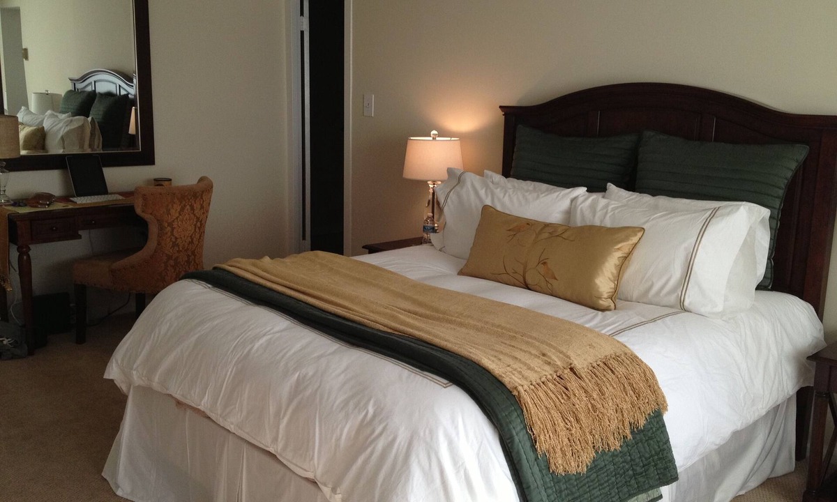 West End Condo | Furnished Studio Includes High Speed Internet WIFI Utilities 1,850 Per Month