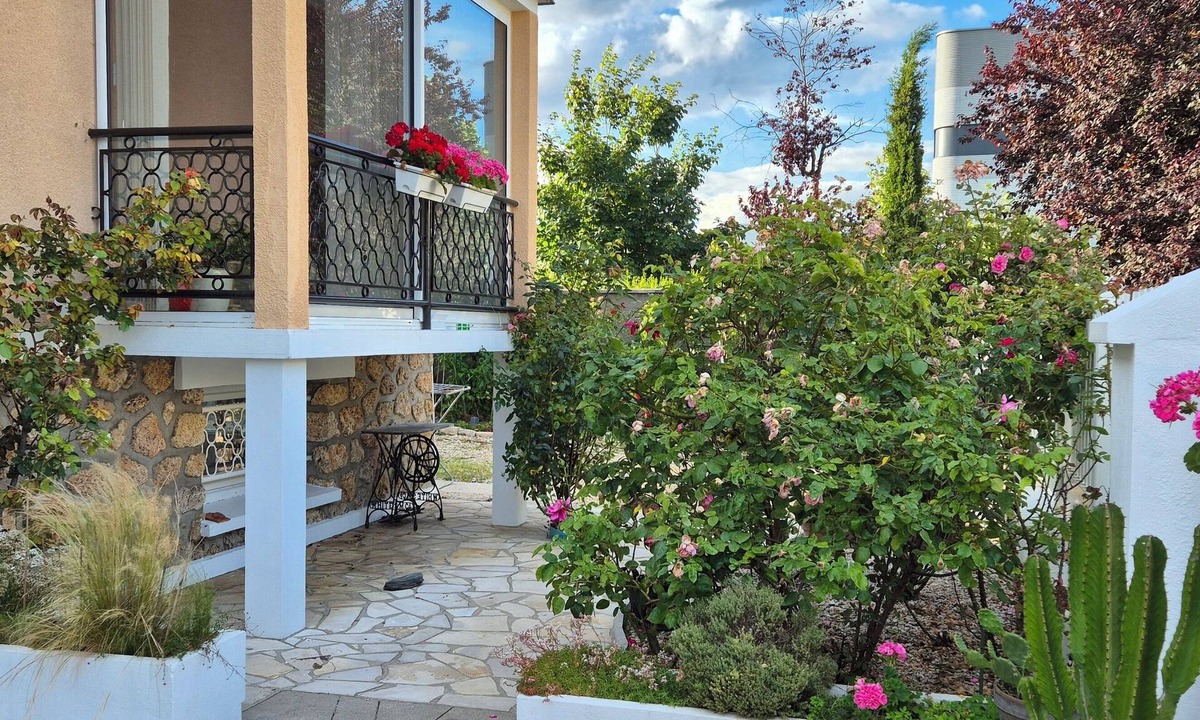Champigny-sur-Marne Apartment | Furnished tourist room. TV, WIFI, bathroom/WC and private access