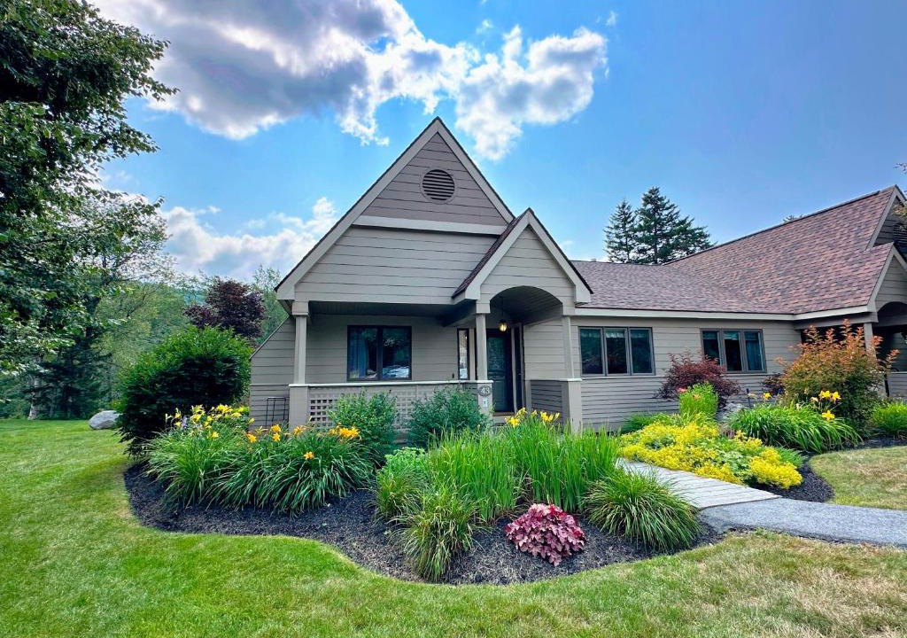 Rye Beach House | FV43 Bretton Woods single level home with AC on golf course