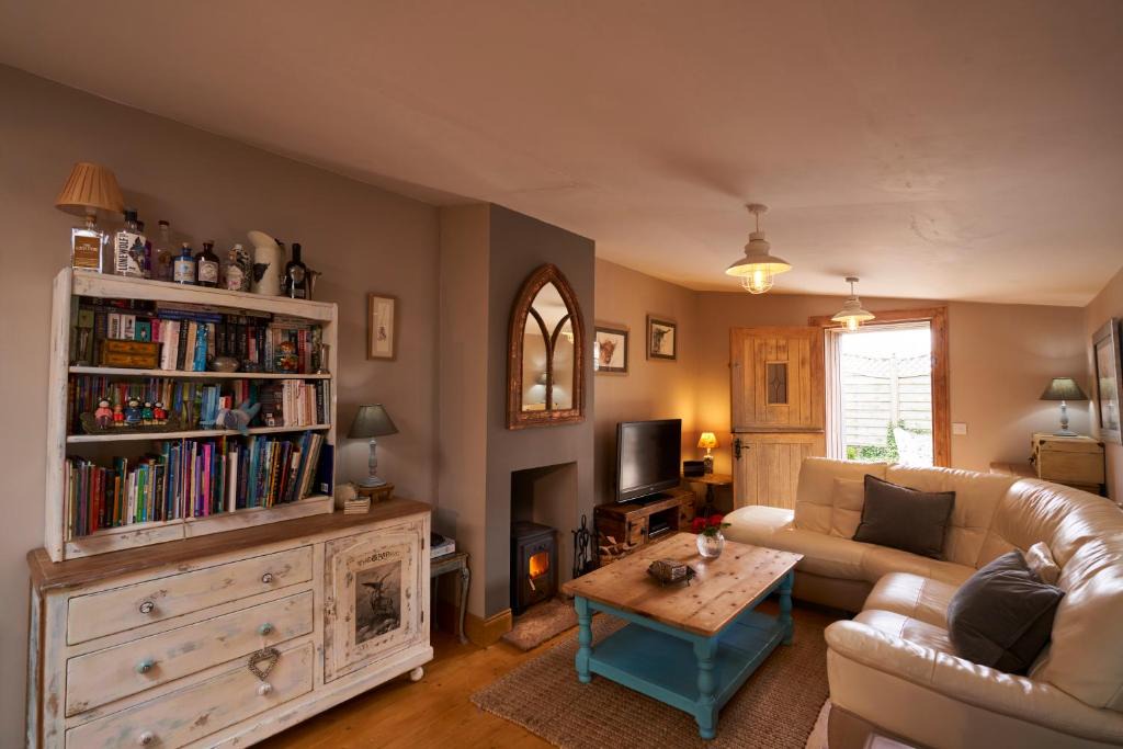 Cairndow House | Fyne Byre Cottage - Barn Conversion with Hot Tub