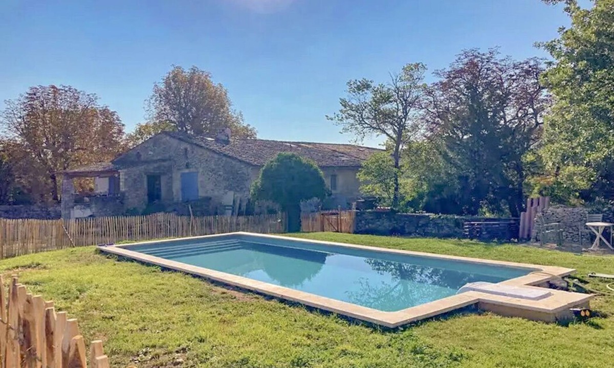 Saint-Michel-l'Observatoire House | Gîte d'Ardène, house sleeps 4, private pool, unoverlooked garden