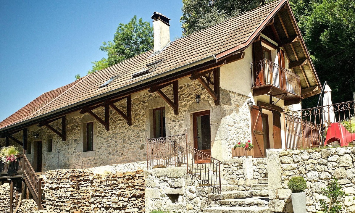 Yenne House | Gîte 3 étoiles les Lodges de la Cascade Yenne, between lakes and mountains, 6/8 pers