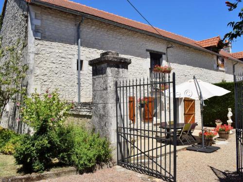 La Tour-Saint-Gelin House | Gîte 40m² au calme avec cour privée - FR-1-381-24