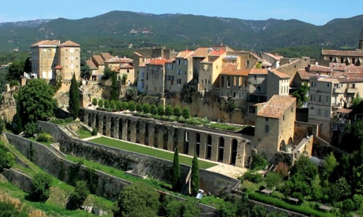 Lauris Apartment | Gîte-Apartment Half-Floor-Jacinthe