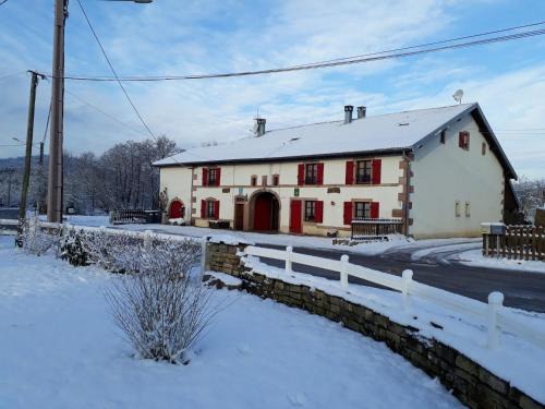 Aumontzey House | Gîte authentique avec terrasse couverte, 16 km de Gérardmer, 4 chambres, équipement bébé, Wi-Fi inclus - FR-1-589-231