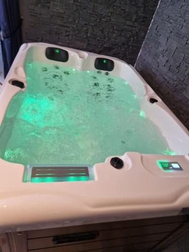 Solre-le-Chateau Apartment | Gîte avec jacuzzi privatif