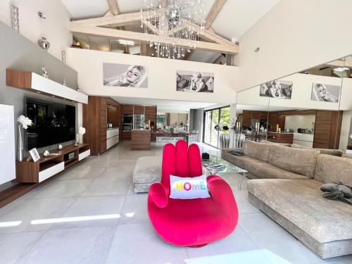Caderousse House | Gîte BB Chic du Domaine de la Franquette - Piscine Chauffée & SPA