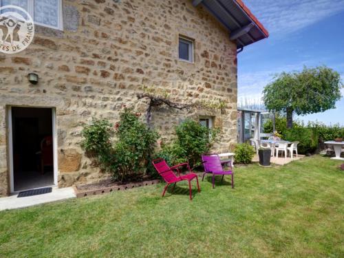Marols House | Gîte Bellevue à Marols pour 6 personnes avec charmante cour fermée - FR-1-496-2