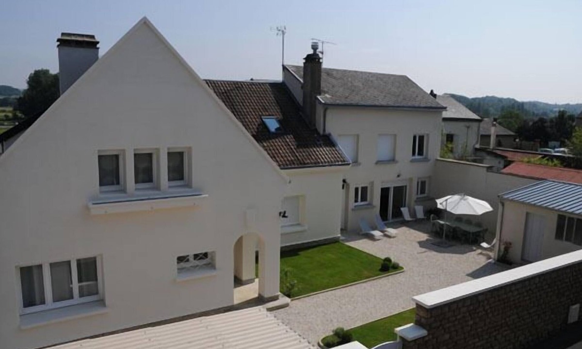 Glaire House | Gîte Boucle de Meuse 150 m voie verte, 3 km Sedan. 3 bicycles, indoor table tennis.