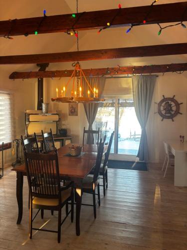 Saint-Denis-sur-Richelieu Ski Chalet | Gîte chaleureux-spa-bord de l'eau-Expérience