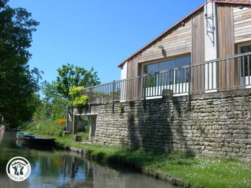 Damvix House | Gîte charmant au bord de l'eau avec canoës, terrasse et jardin à Damvix, au cœur du Marais Poitevin. - FR-1-426-354